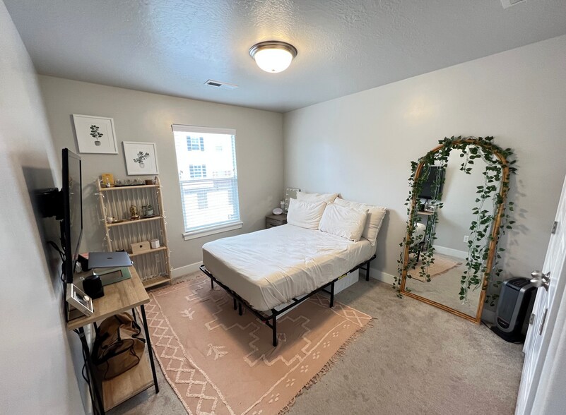 Building Photo - 5233 W Cannavale Dr