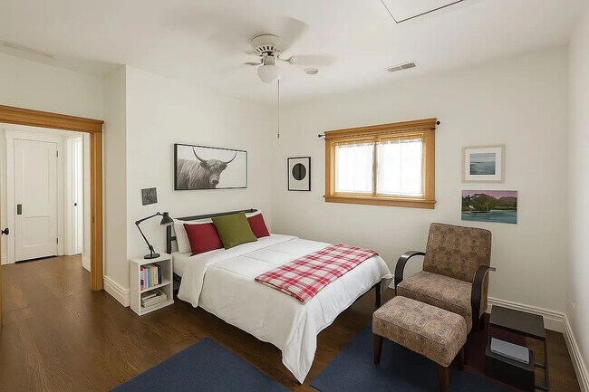 Building Photo - 416 N Grove Ave