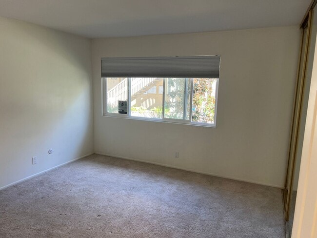 Building Photo - Villa La Jolla