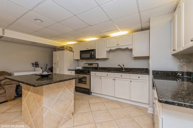 Building Photo - 1020 Arbor Ct