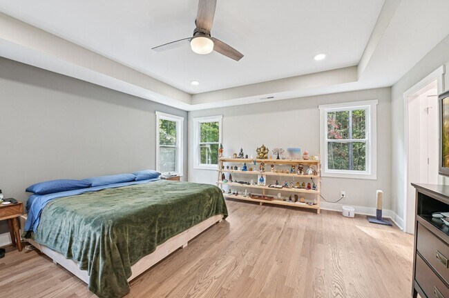 Building Photo - Luxury 5 Bed, 3.5 Bath Home on Large Lot !...