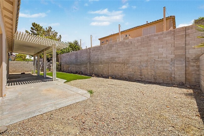 Building Photo - 571 Kavanagh Pl