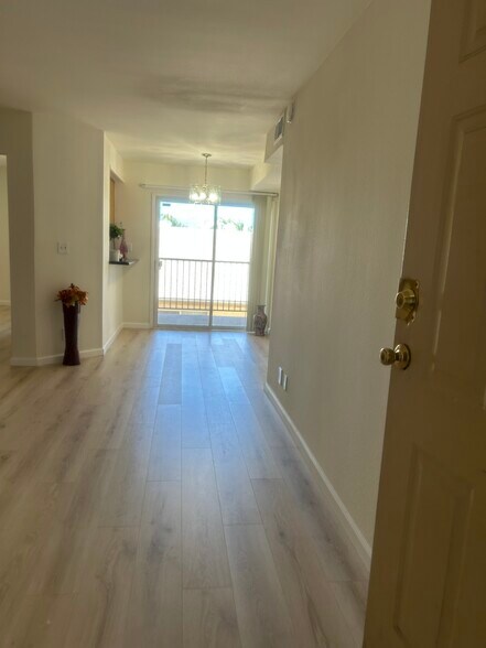 Building Photo - 7641 Reseda Blvd