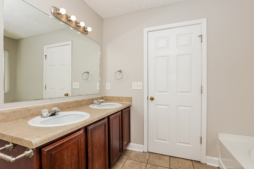 Building Photo - 102 Goodrich Ct