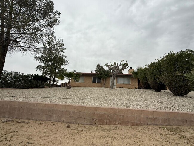 Building Photo - Victorville - 3 Bedrooms, 2 Bathrooms, New Paint, New Blinds, Tile Floors