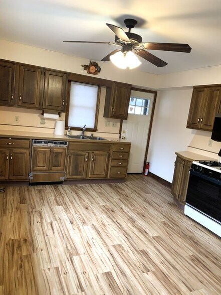 Building Photo - 15 Grounds Pl