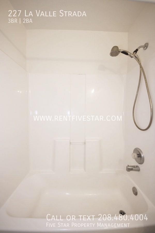 Building Photo - 227 La Valle Strada