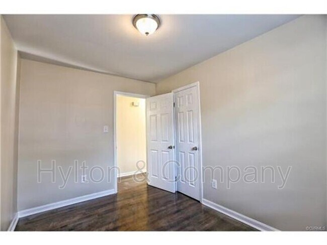 Building Photo - 220 W 31st St