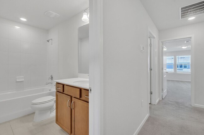 Building Photo - Luxurious Townhome in Lake Nona - A Perfec...