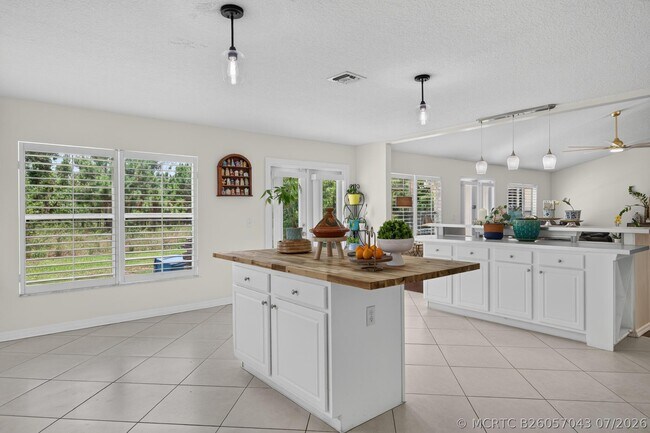 Building Photo - 5758 Benbow Ct