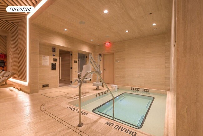 Building Photo - 250 W 96th St