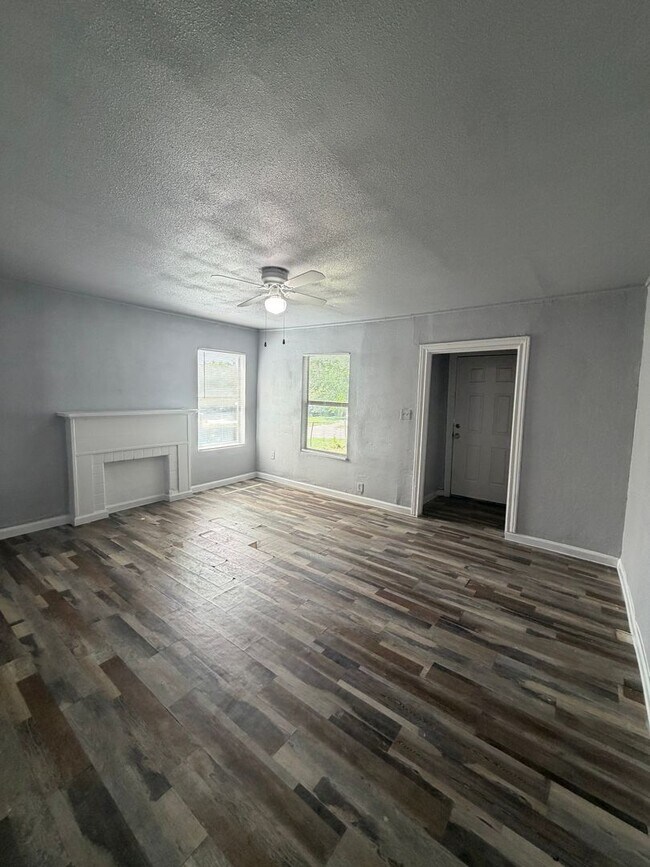 Building Photo - 3 Bedroom, 1 Bathroom Single-Family Home – Fort Worth, TX 76105