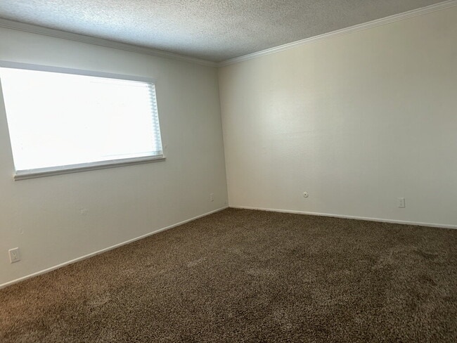 Building Photo - 4 bed with 2 baths in Riverside, CA next t...