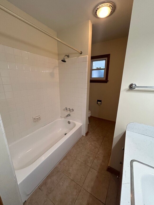 Building Photo - 3 bedroom, 3 bath house located in Park Forest