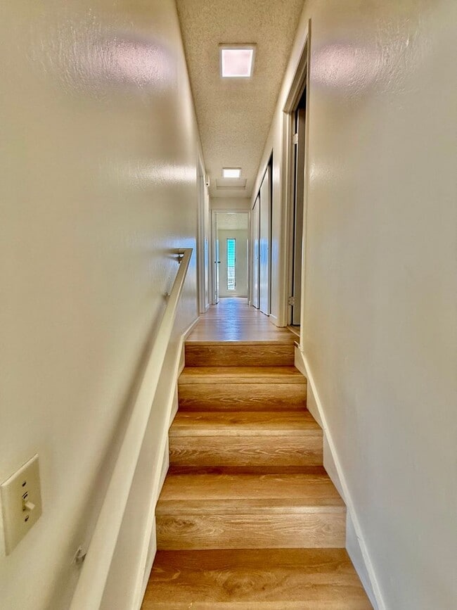 Building Photo - 4 BR/2.5 BA/4 PK/Available May 1