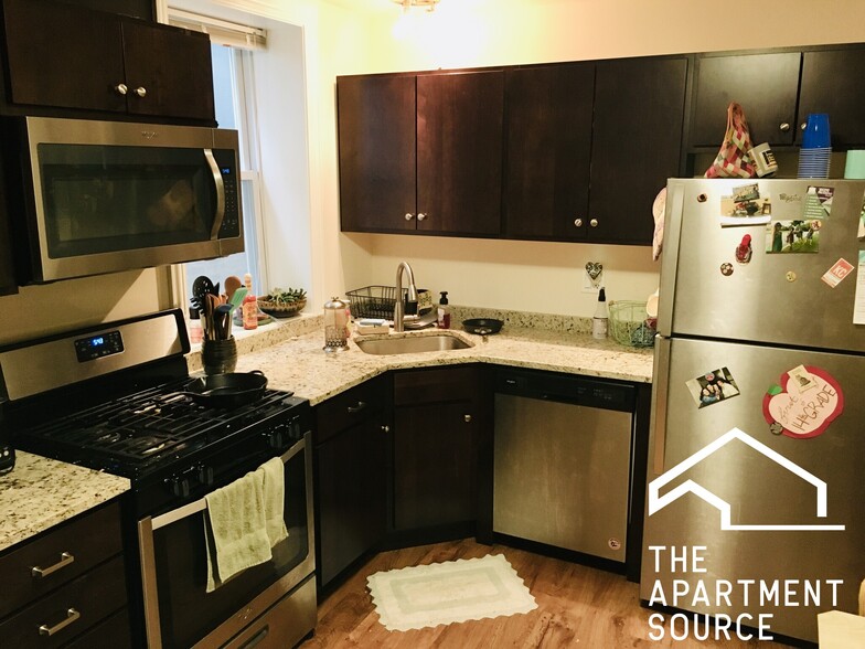 Building Photo - 3804 W Diversey Ave