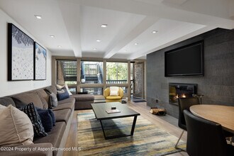 Building Photo - 124 W Hyman Ave