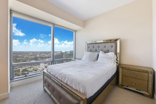 Building Photo - 1425 Brickell Ave