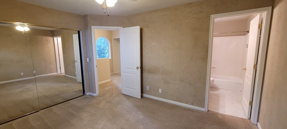 Master bedroom - 125 Peregrine Ln