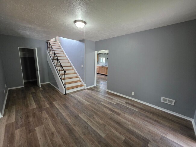 Building Photo - Large Single Family House Available Now 3 to 4 Beds 1.5 Bath over 2000 SQ FT