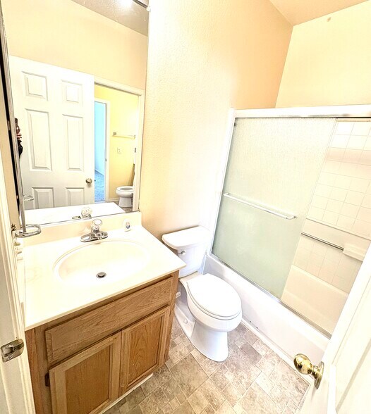 Building Photo - 38 Manchester Ln