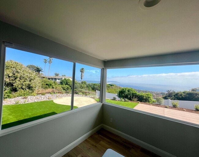 Building Photo - 4 bedroom, 2.5 bathroom home in the desirable Mt Soledad neighborhood.