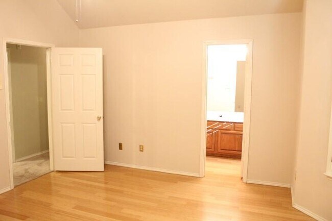 Building Photo - 1013 Stone Gate Dr