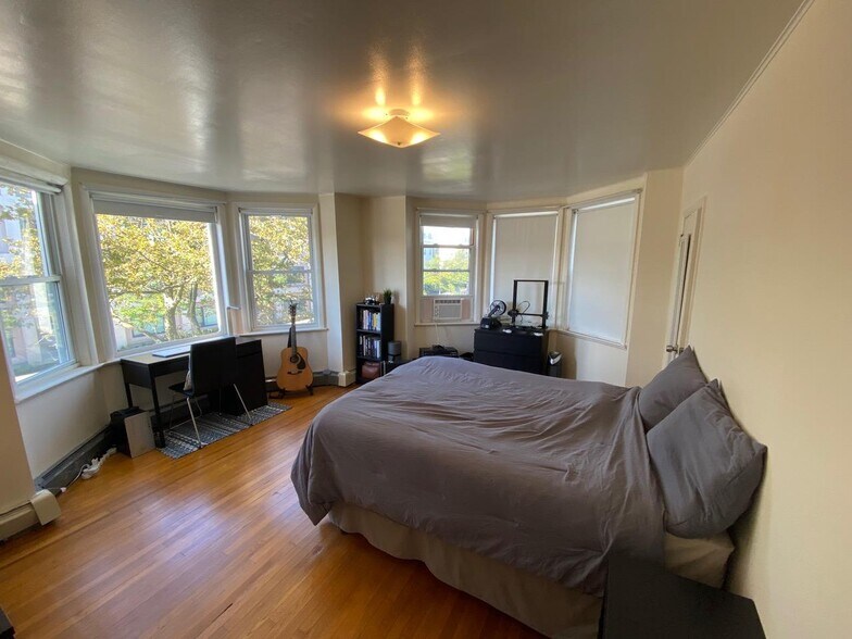 bedroom - 401 Sewall Ave
