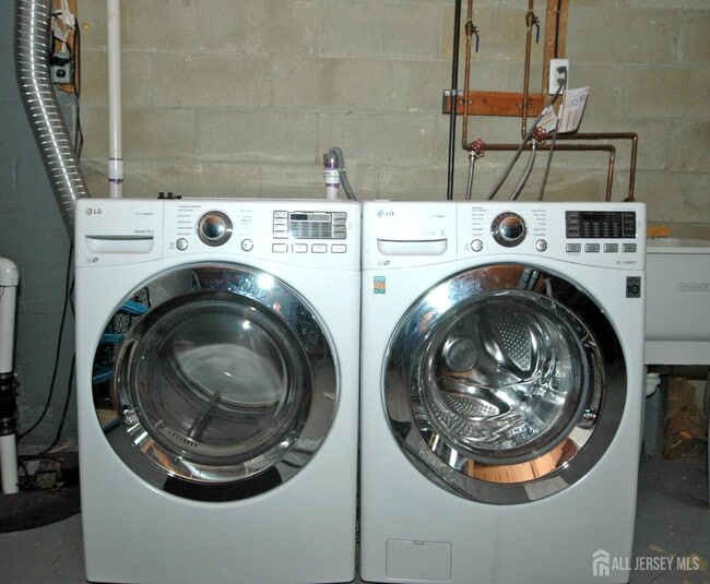 Building Photo - 4 White Oaks Dr