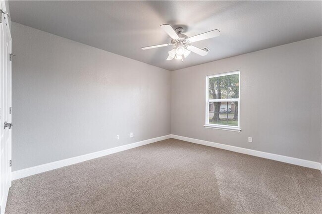 Building Photo - 521 Redbud St