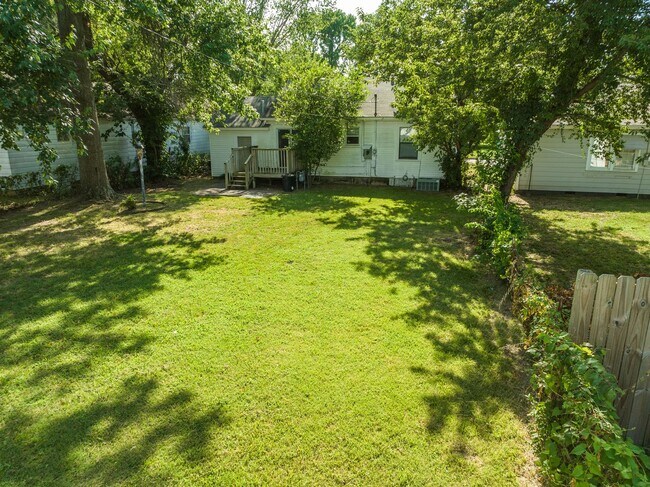 Building Photo - Freshly Updated 3 Bedroom House