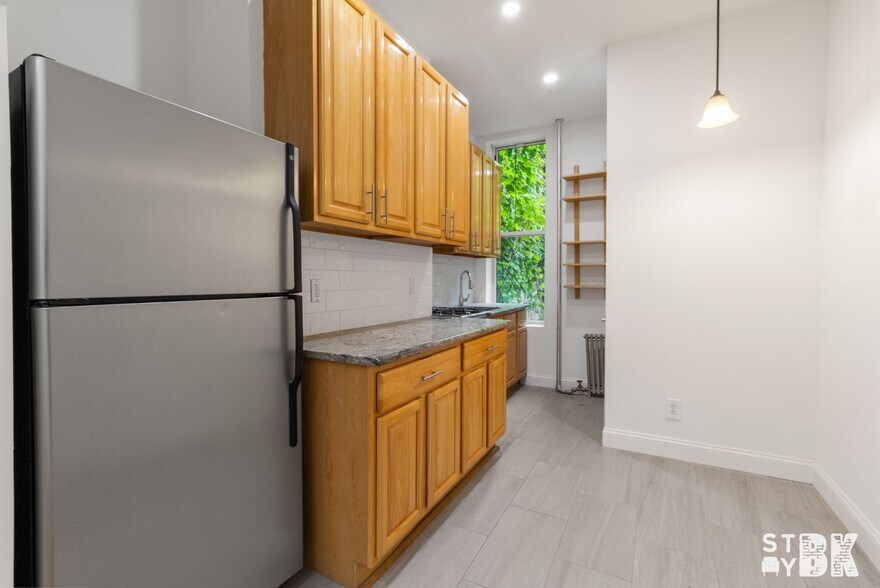 Primary Photo - 102 N 7th St