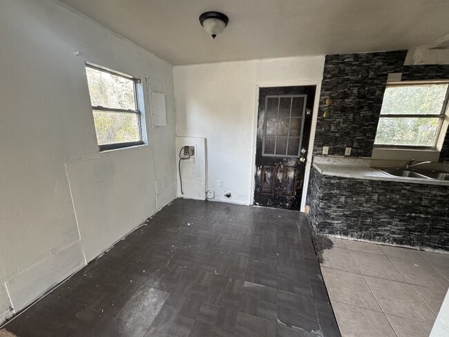 Building Photo - 413 Orange St