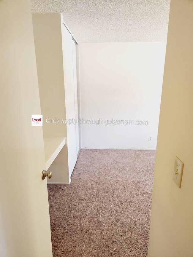 Building Photo - Spacious Townhome Available Now!