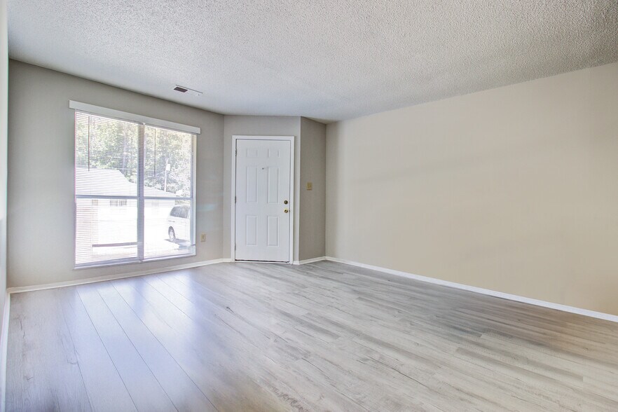 Primary Photo - Lamplighter Apartments