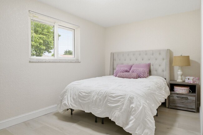 Building Photo - Renovated Home near downtown New Port Richey