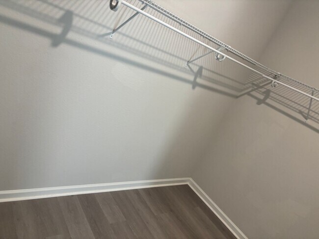 Building Photo - 4 Bedroom 3 Full Bath House in Convenient Location