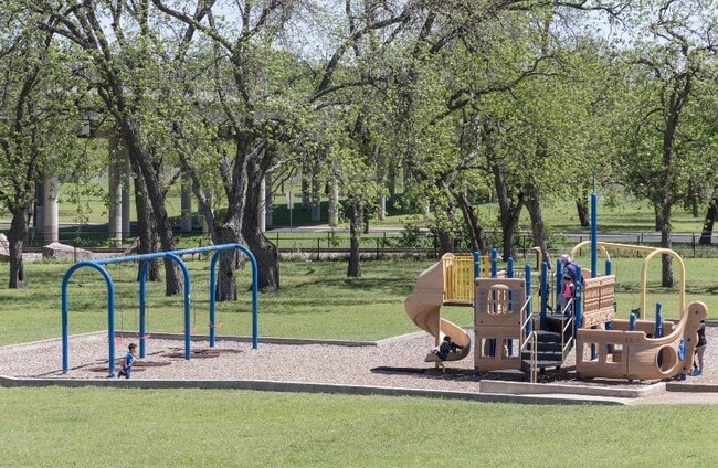 Building Photo - 2511 E 9th St