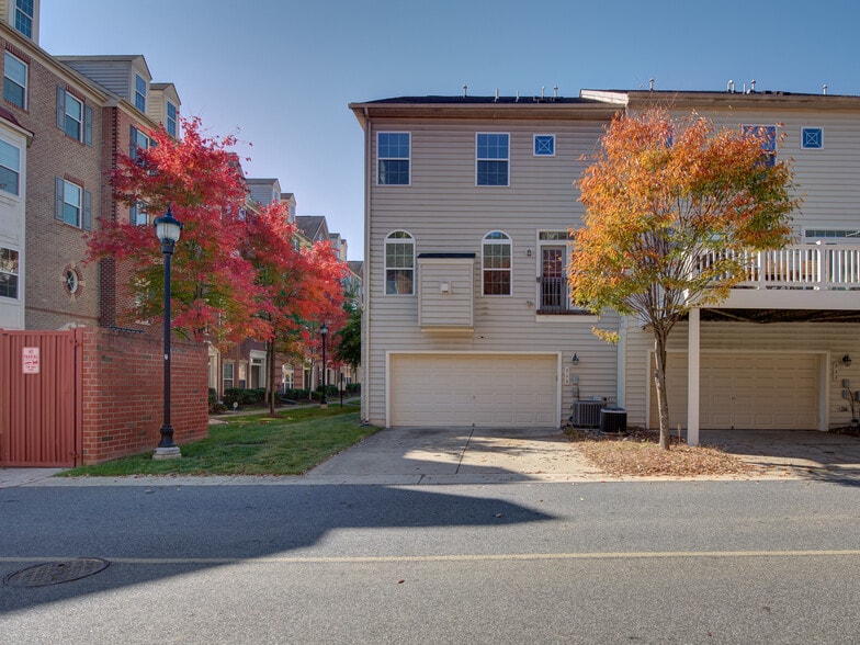 Building Photo - 940 Hall Station Dr