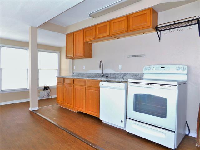 Building Photo - 216 Maple St