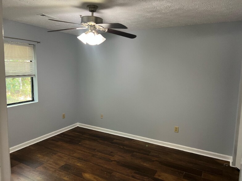Building Photo - 1240 Shalom Dr
