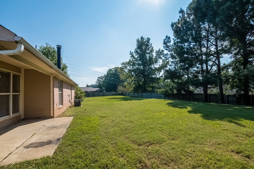 Building Photo - 10173 Oak Run Dr S