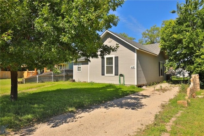 Building Photo - 418 Elm St