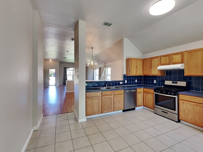 Building Photo - MOVE IN READY NOW! CHECK IT OUT!