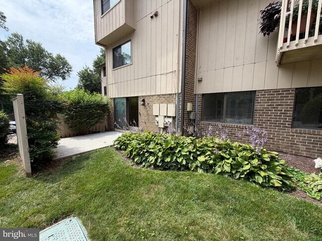 Building Photo - 2480 Glengyle Dr