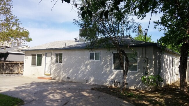 Building Photo - Recently updated home with modern amenitie...