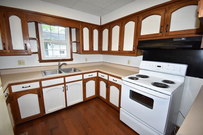 Building Photo - 2 Bedroom Home For Rent in The County!