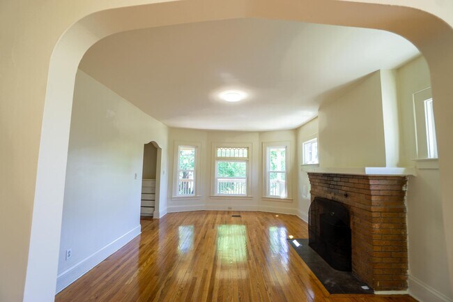 Building Photo - AVAILABLE 8/1/26 - Spacious First Floor Ap...