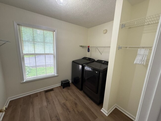Building Photo - 3 Bed 2 Bath Home near Luther Lake