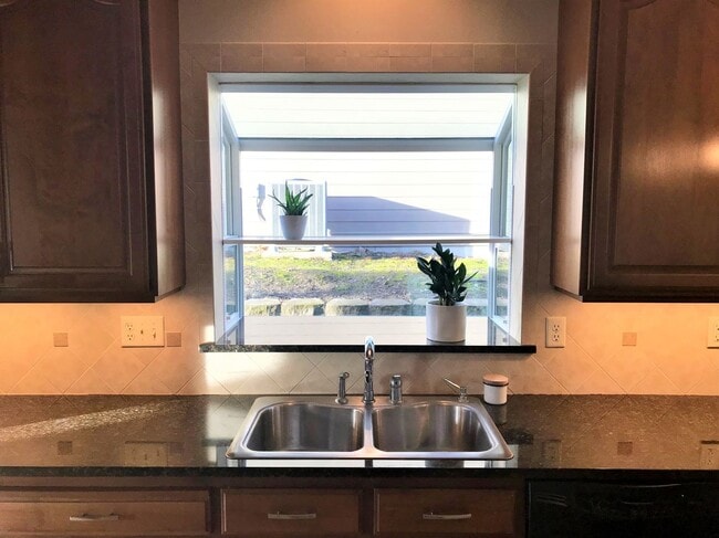 Building Photo - Lovely Modern Westside Home